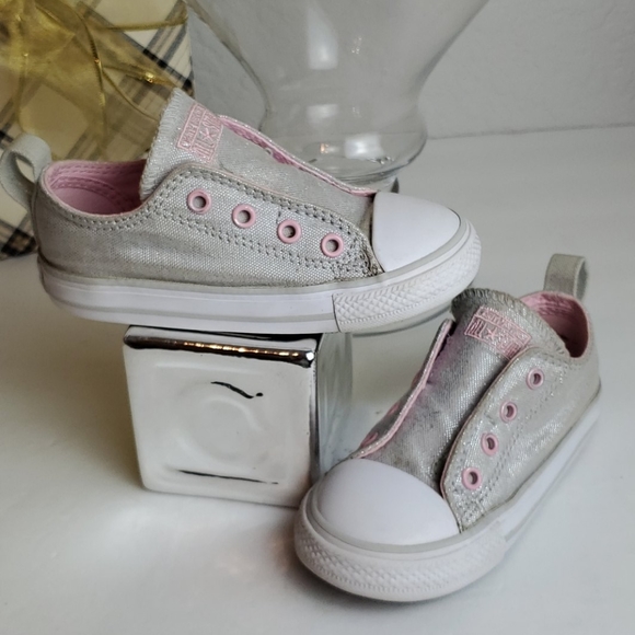 chuck taylor all star simple slip low top